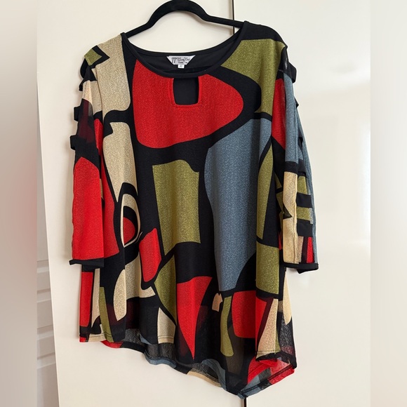 Abstract Patterned Women's Asymmetrical Top , beautiful openings in the sleeves - Picture 1 of 13